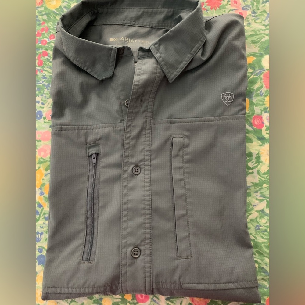 Dark gray men’s Ariat TEK shirt. Size XL